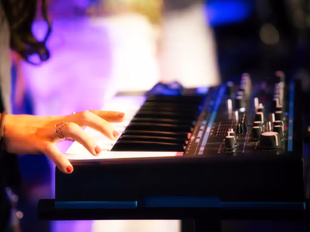 Aluna de teclado tocando no bass station novation na Academia Musica Bloom em Lisboa Aluna de teclado tocando no bass station novation na Academia Musica Bloom em Lisboa com luzes profissionais