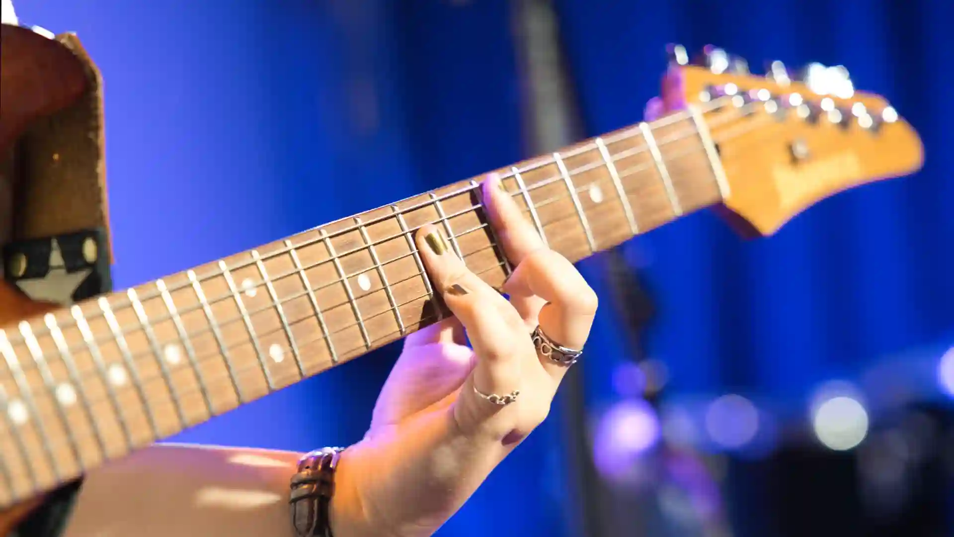 Aluna guitarra tocando guitarra