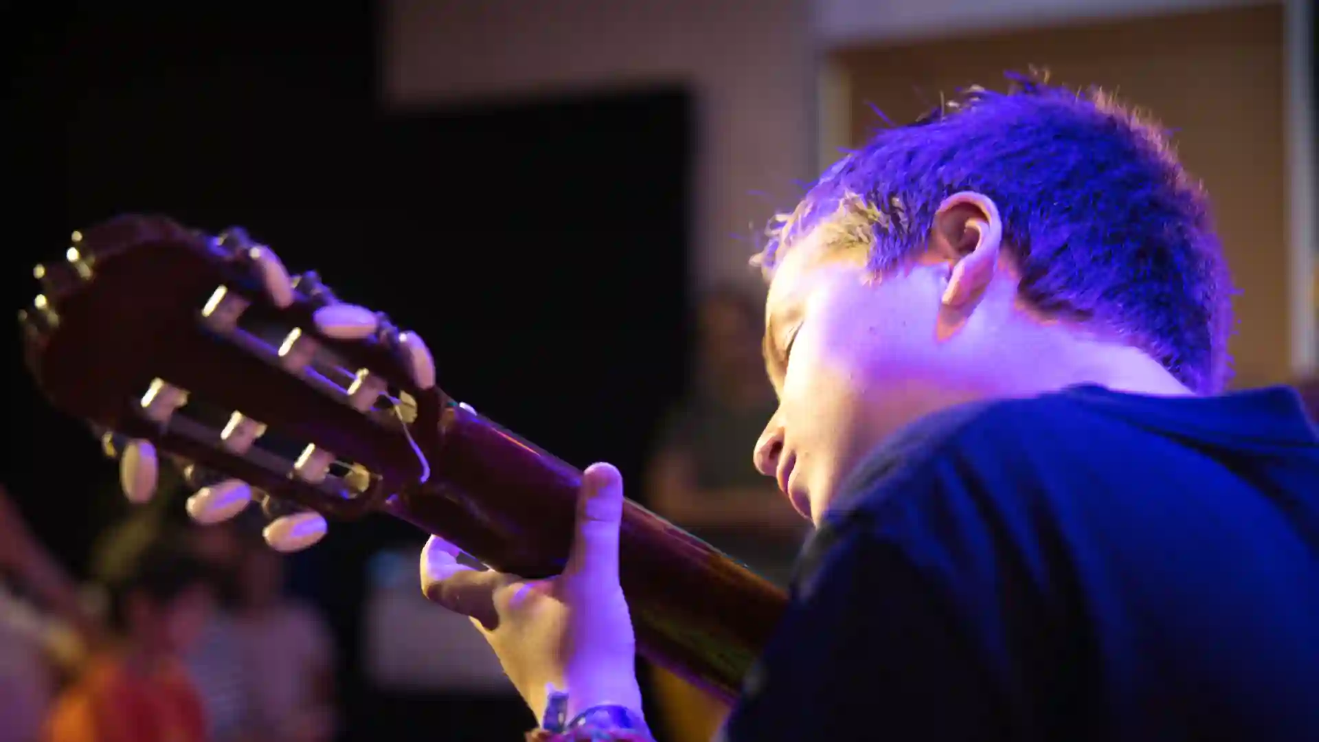 Alunos guitarra tocando